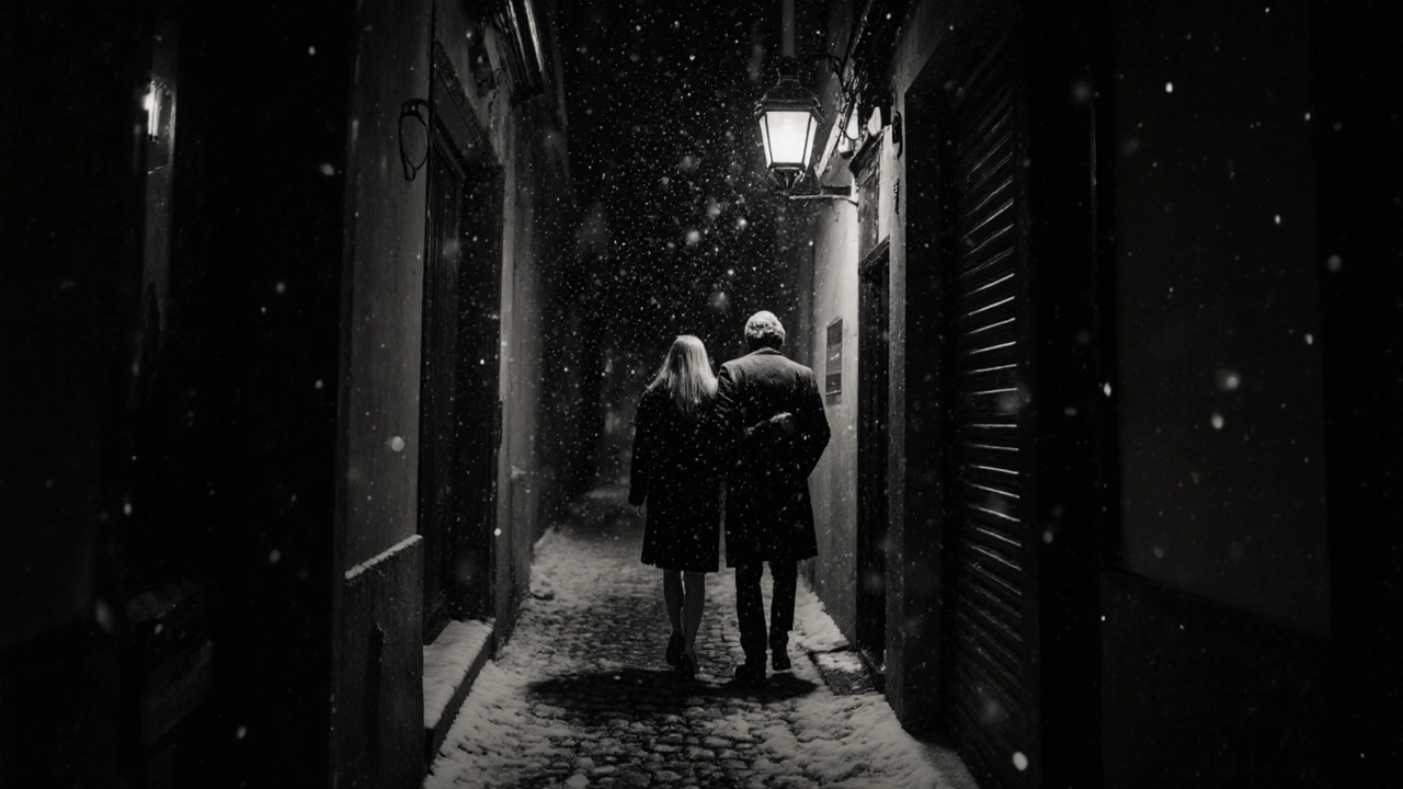 Un couple entre dans une allée sombre de Montmartre sous la neige, main sur la cuisse.