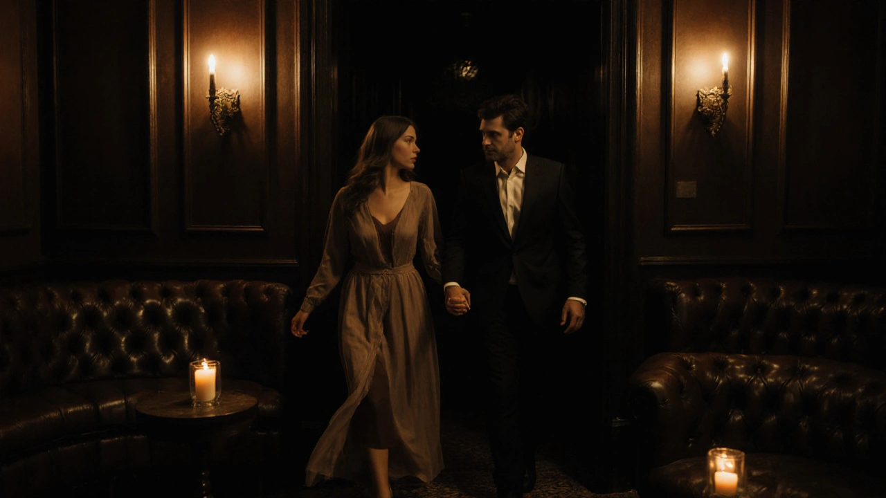 Un couple sur le point de s’éloigner ensemble dans un club de Marseille, main dans la main, lumière tamisée.