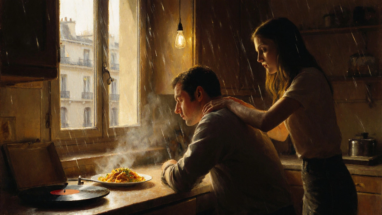Une femme masse les épaules d&#039;un homme dans une cuisine parisienne, avec de la pâte et un vinyle qui joue, lumière douce et pluie à la fenêtre.
