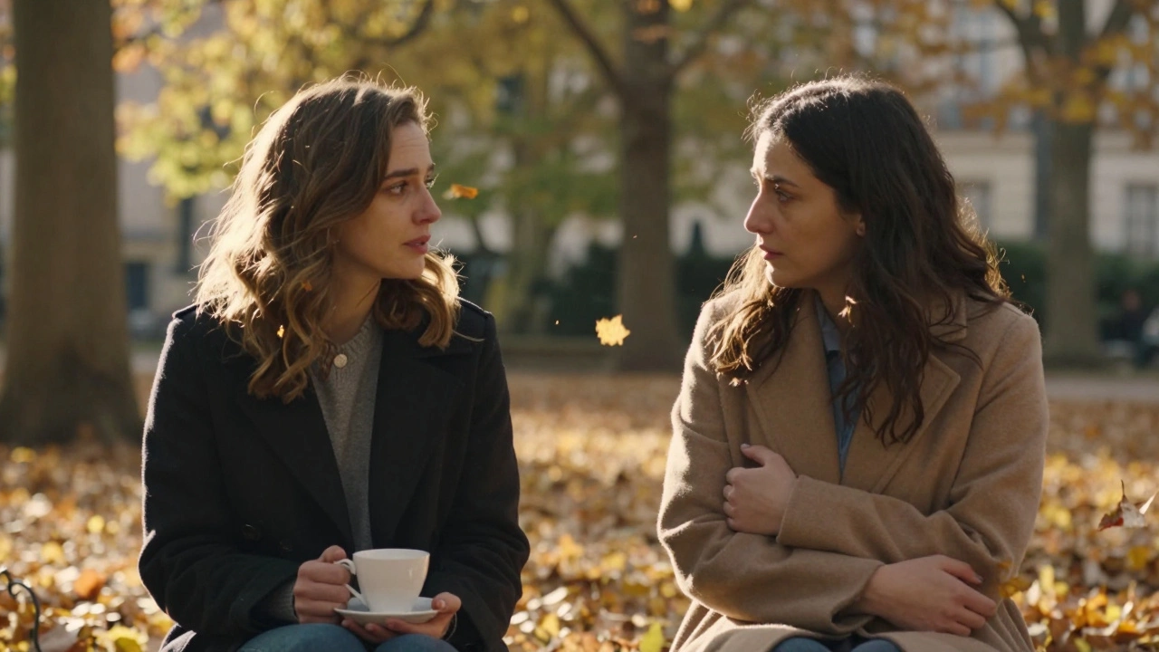 Deux femmes assises dans un parc, silencieuses, en automne.