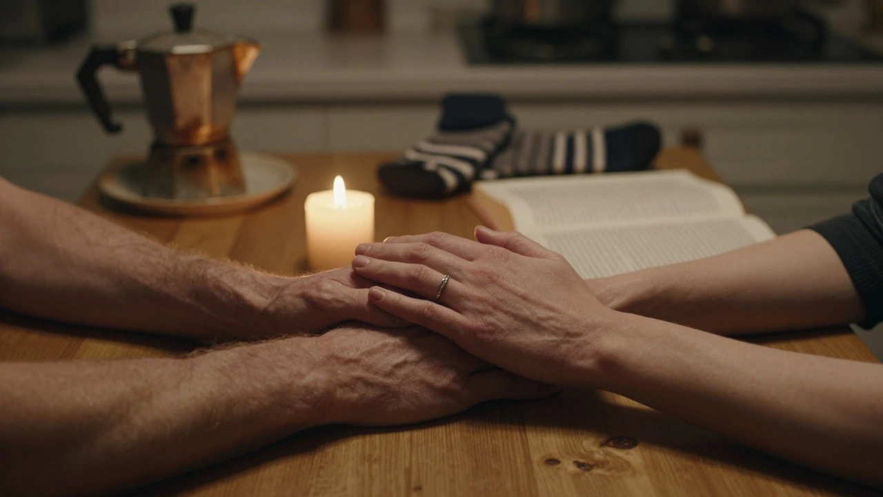 Deux mains qui se touchent doucement sur une table de cuisine, bougie allumée, objets ordinaires autour.