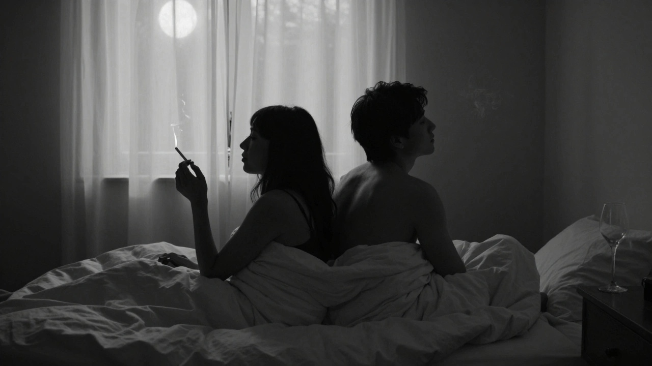 Deux silhouettes allongées après un moment intime, une cigarette s'allume dans la pénombre.