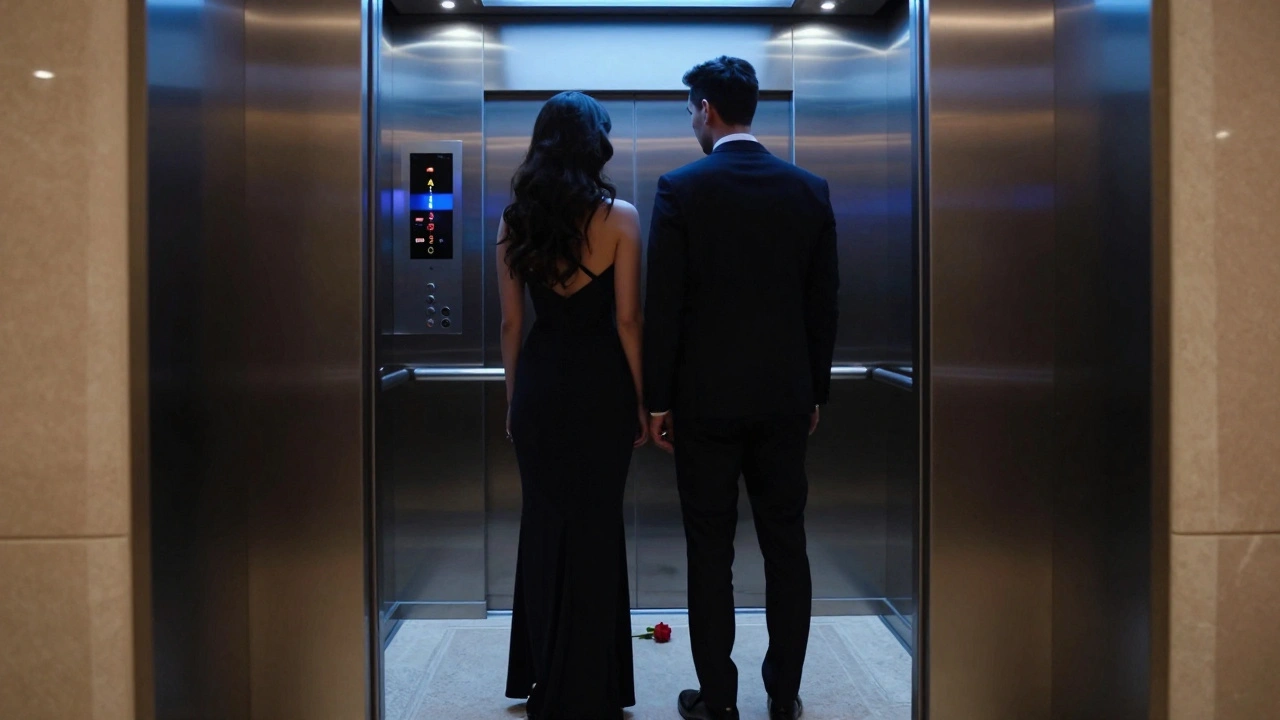 Deux silhouettes dans un ascenseur de luxe à Monaco, rose rouge au sol, reflets métalliques.