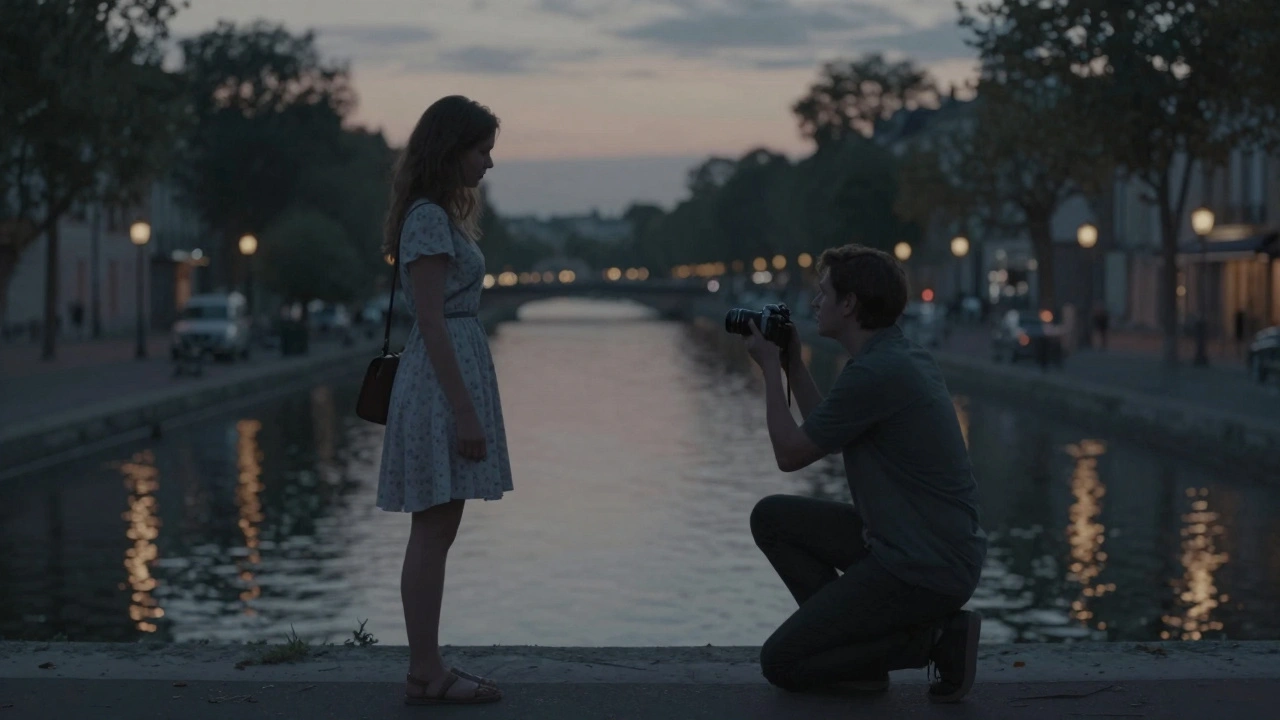 Homme et femme au bord du canal Saint-Martin au crépuscule, atmosphère poétique et silencieuse.