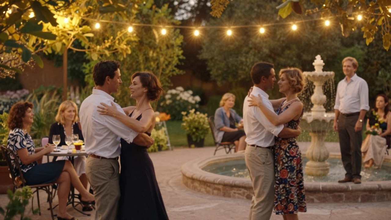 Un groupe d'adultes dans une cour de jardin la nuit, certains observant une danse douce, tous dans une atmosphère de connexion authentique et de liberté.