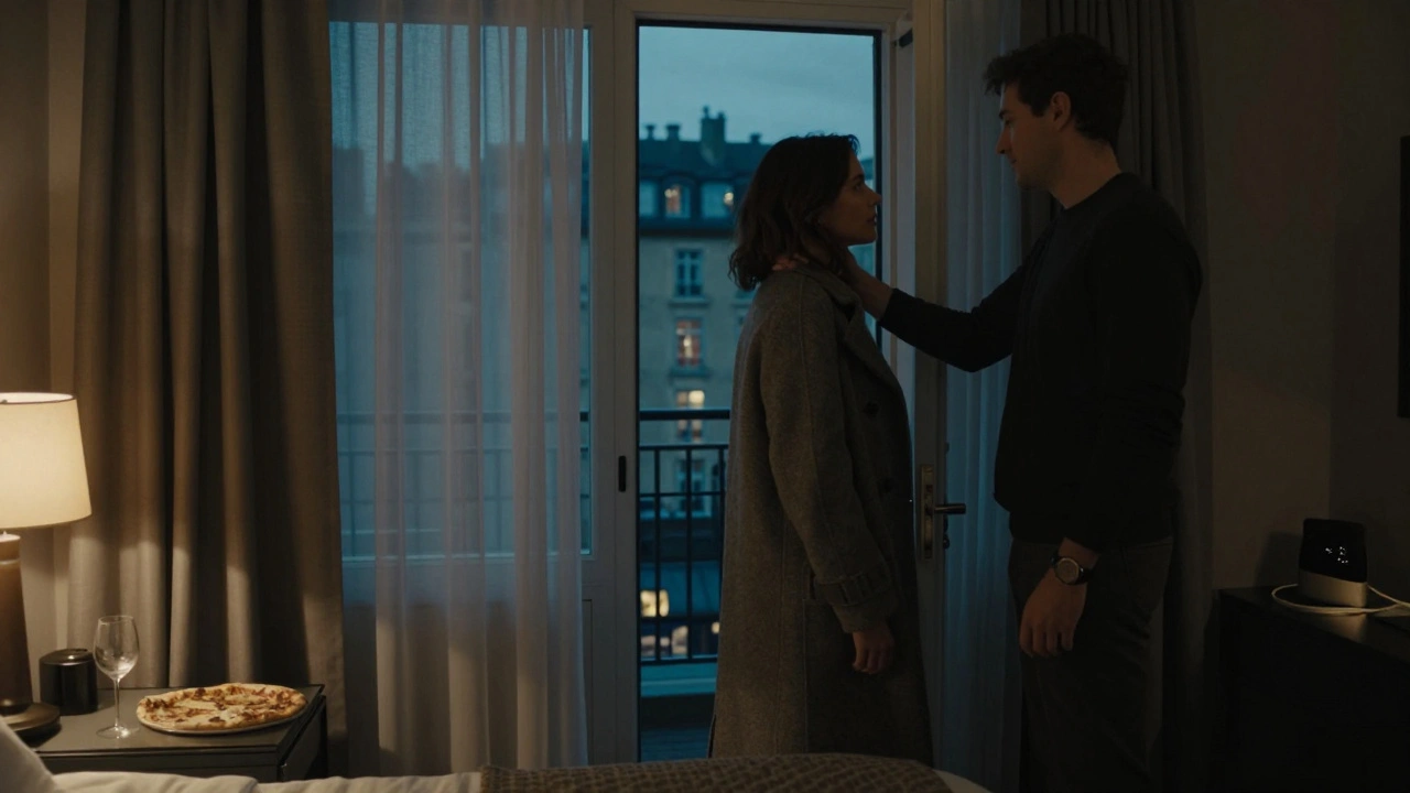 Une femme dans un manteau de laine dans une chambre d'hôtel, un homme lui retire son manteau sans parler.