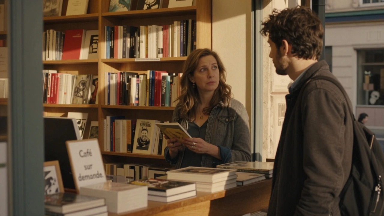 Une femme dans une librairie indépendante de Lyon, un homme l'observe en arrière-plan, ambiance calme et chaleureuse.