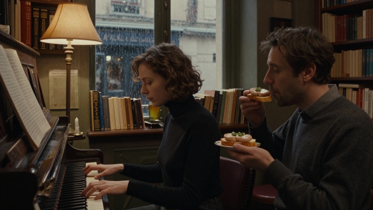 Une femme joue du piano dans un salon rempli de livres à Saint-Germain, tandis qu&#039;un homme l&#039;écoute en silence.