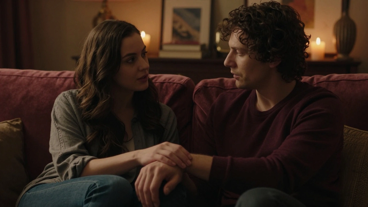 Une main féminine touchant doucement le poignet d'un homme assis sur un canapé, dans une pièce intime et éclairée aux bougies.