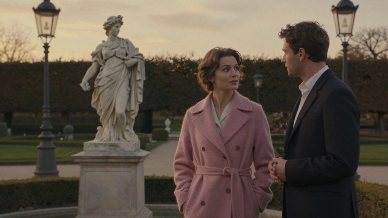 Femme élégante devant une statue dans le Parc Monceau, homme en arrière-plan, lumière dorée et atmosphère poétique.