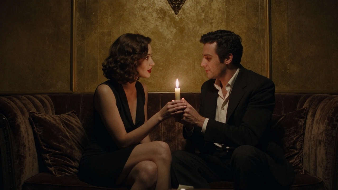 Un couple sur un canapé de velours, dans une pièce intime éclairée par une bougie.