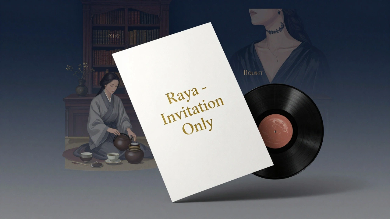 Une invitation luxueuse Raya entourée de symboles d'authenticité : thé, livres, tatouage et jazz.