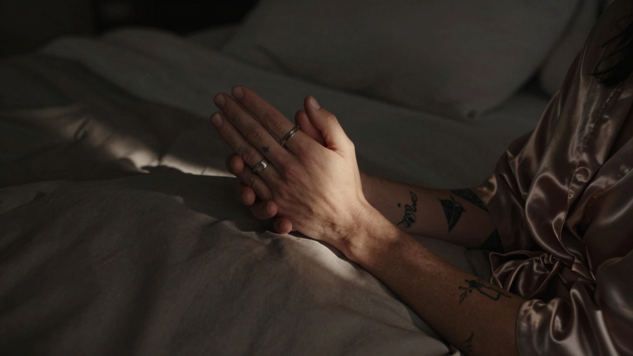 Deux mains entrelacées dans l'obscurité, geste de consentement doux, éclairées par une lumière de lune.