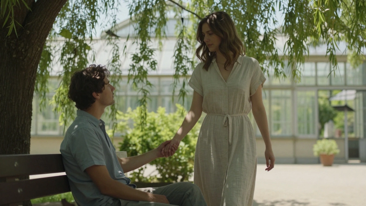 Deux mains qui se touchent doucement sur un banc au Jardin des Plantes, lumière tamisée, ambiance intime et paisible.