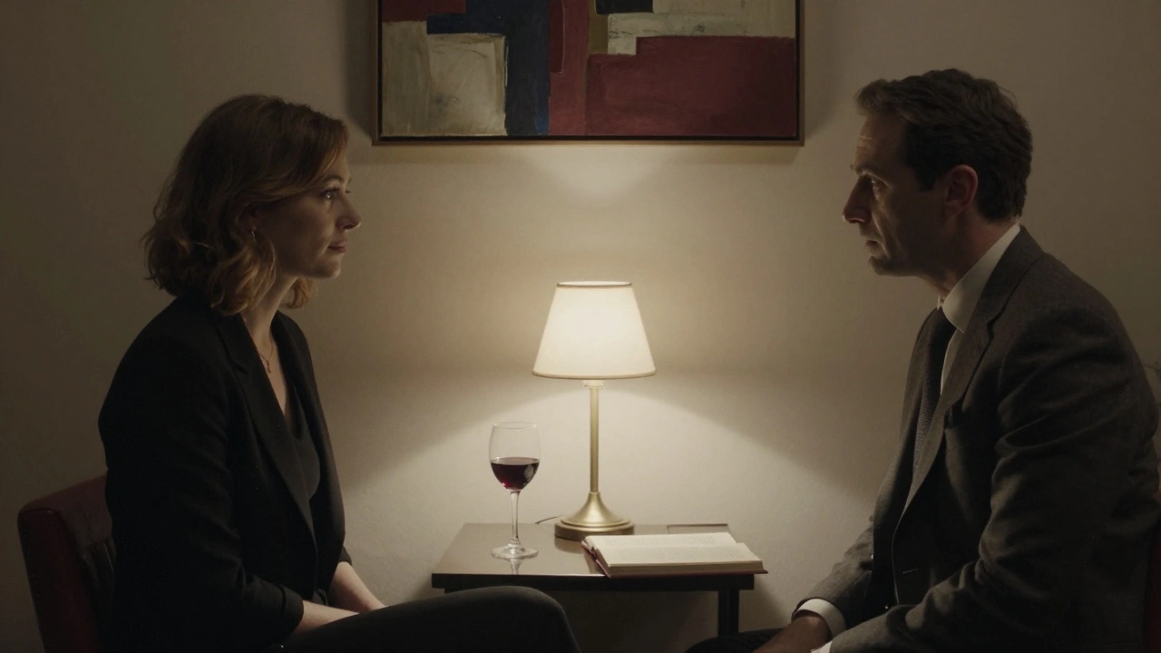 Deux personnes silencieuses dans un salon privé, séparées seulement par un verre de vin et un livre.