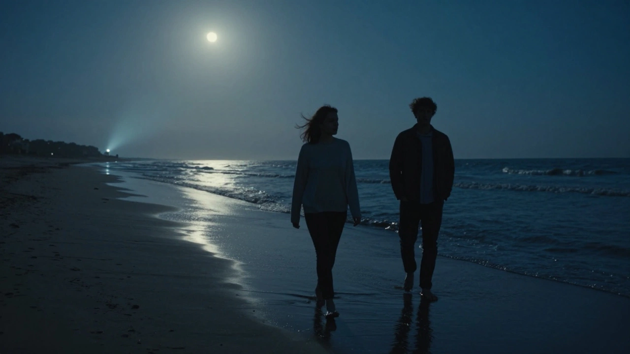 Deux silhouettes marchent sur une plage déserte sous la lune, sans toucher, sans parler.