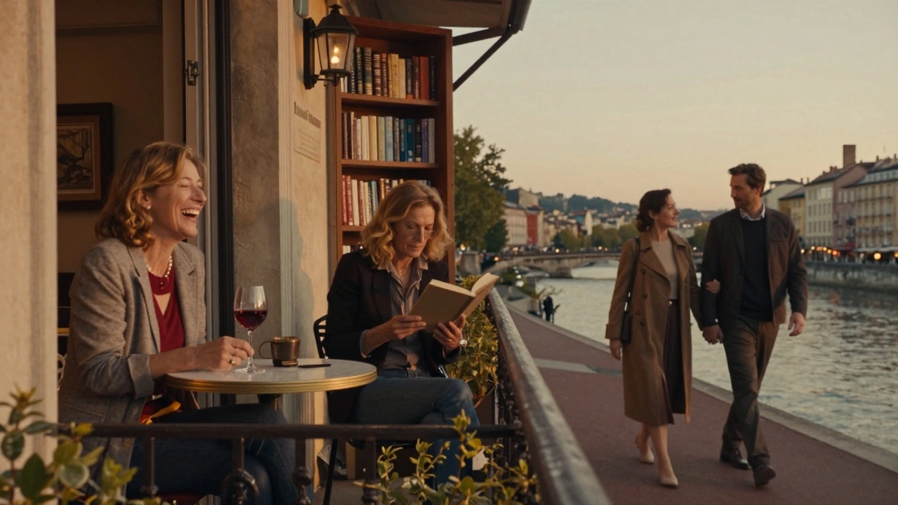 Trois femmes d'âge mûr vivant des moments intimes à Marseille, Annecy et Lyon, dans une lumière dorée.
