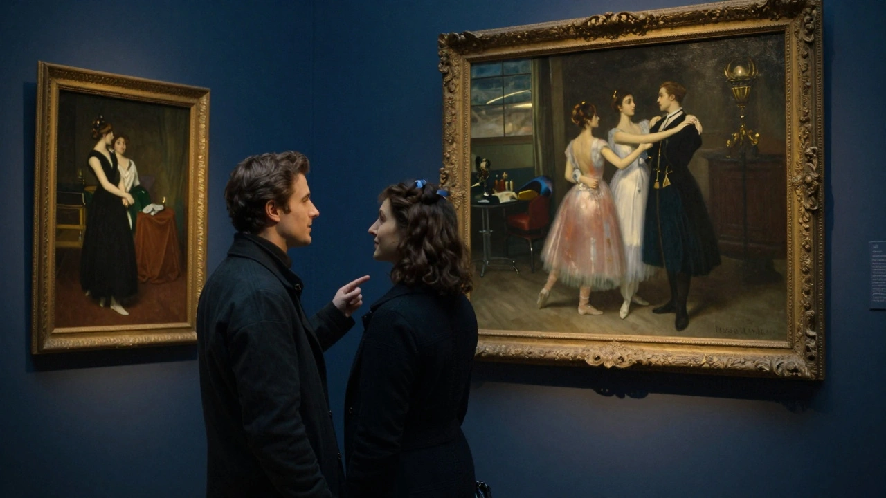 Un couple contemplant un tableau de Degas au Musée d'Orsay la nuit, dans une ambiance calme et électrique.