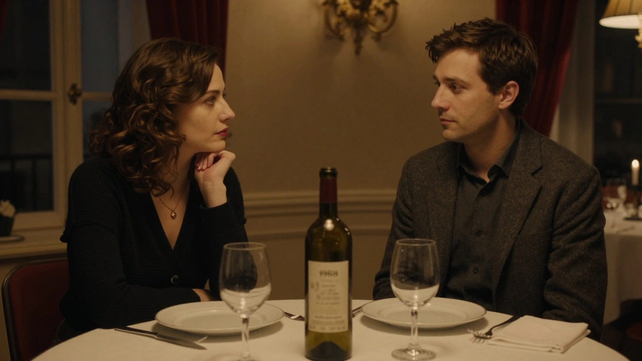 Un couple silencieux partage un vin rare dans une salle privée, sans téléphone ni distraction, dans une atmosphère intime et raffinée.