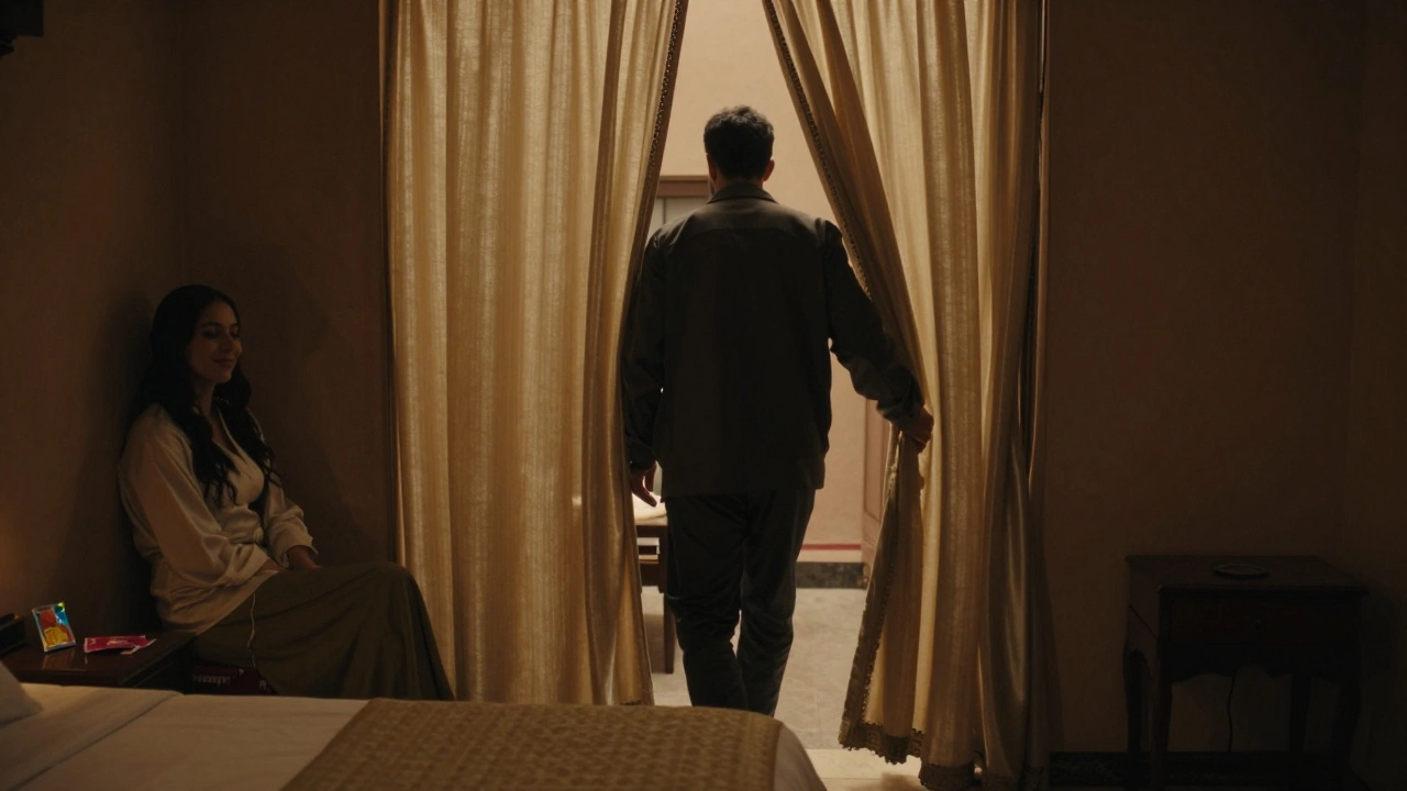 Un homme dans une chambre d'hôtel à Marrakech, lumière chaude, intimité sans mots ni visages.