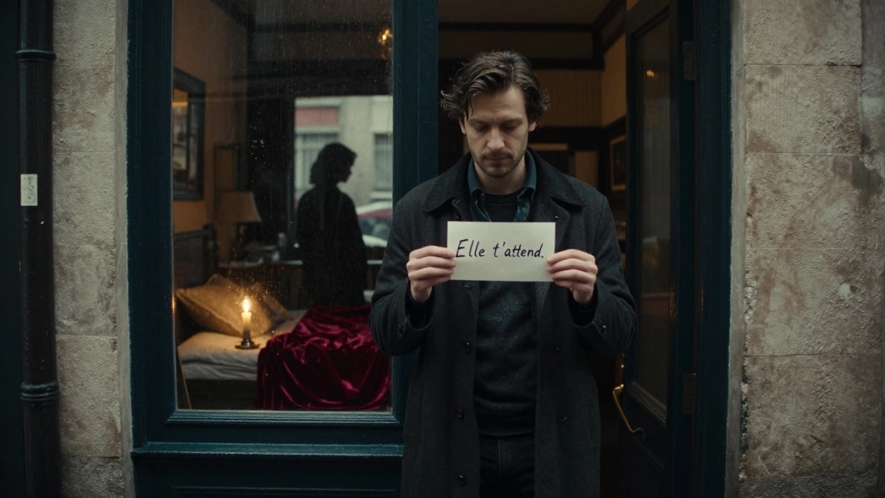 Un homme dans une ruelle pluvieuse, une porte entrebâillée révèle une chambre avec une bougie et une silhouette féminine.