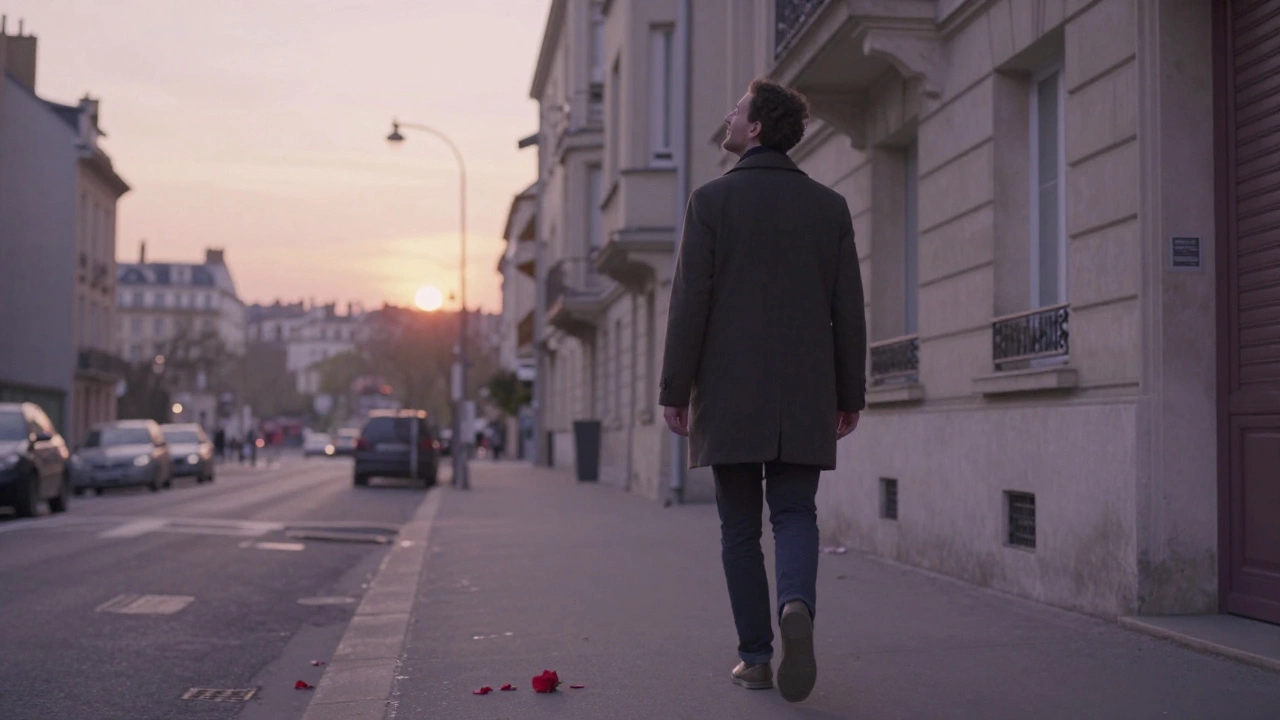 Un homme marche à l'aube, souriant, symbolisant sa renaissance.
