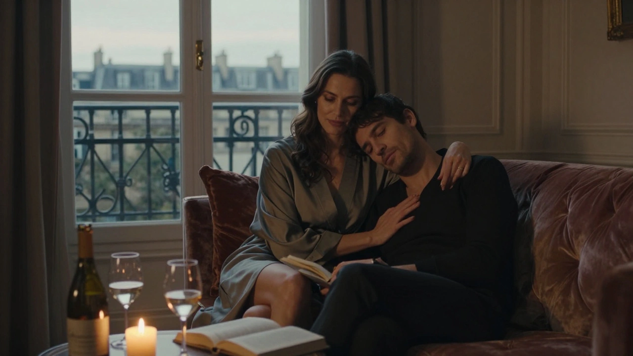 Un homme et une femme assis en silence sur un canapé dans un appartement du 16e arrondissement, bougies, vin, et contact apaisant sans toucher.
